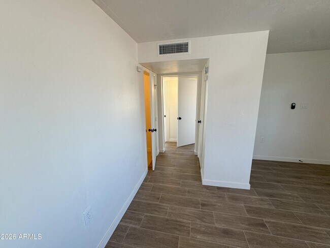 Building Photo - 546 S Hobson