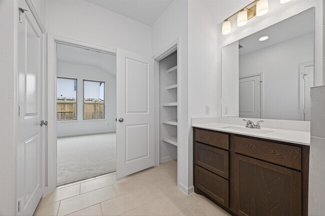 Building Photo - 5015 Bowen Pr Dr