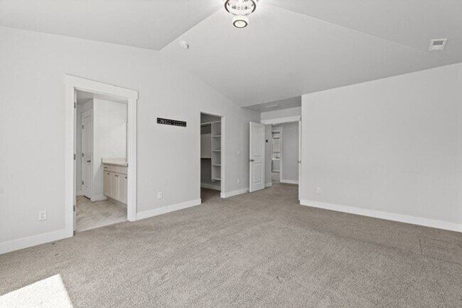 Building Photo - Large luxurious house with view of beautiful Utah Lake!