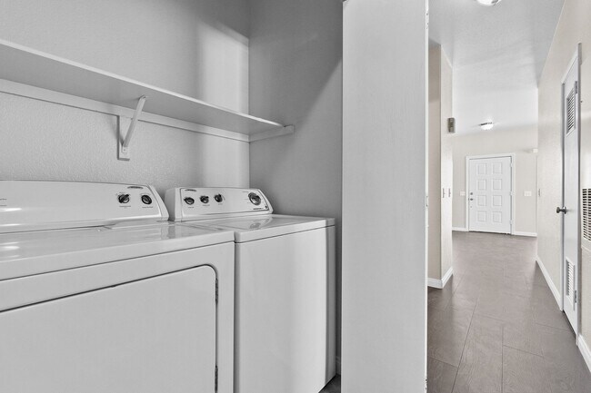 Building Photo - Gorgeous 2 Bedroom Townhome with attached ...