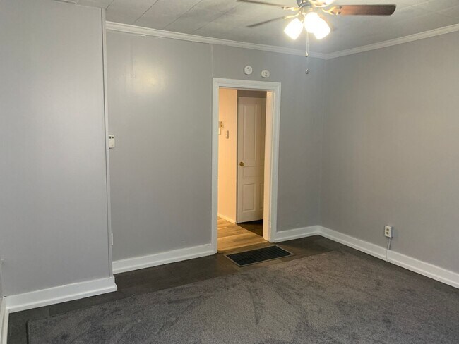 Building Photo - Available Now! Cozy 1-2 bedroom house with...