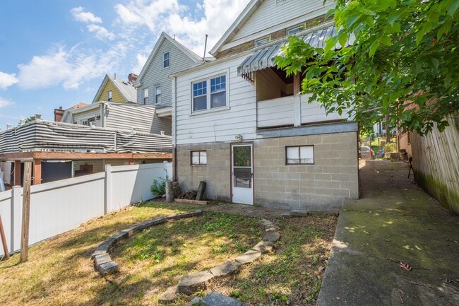 Building Photo - Stunning 3 bedroom home in Pittsburgh avai...