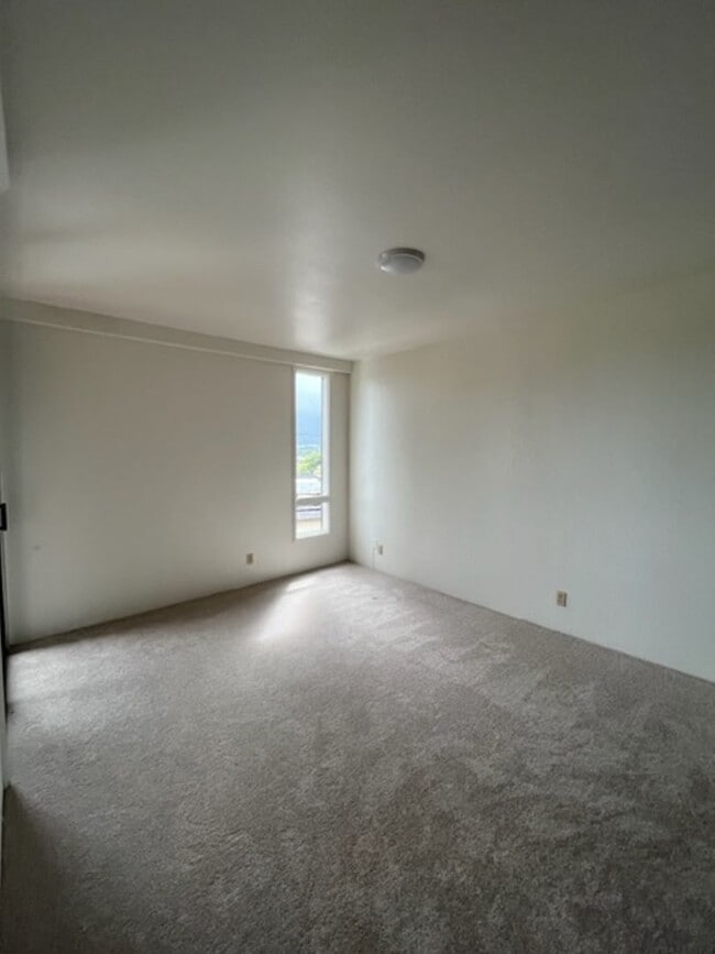Building Photo - Quiet Spacious Unit $2,800 2/2/1 available...