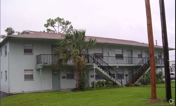 Building Photo - Gina at 359