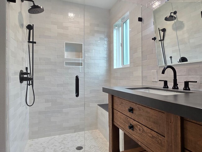 Building Photo - Spacious Single Family Home, Completed Ren...