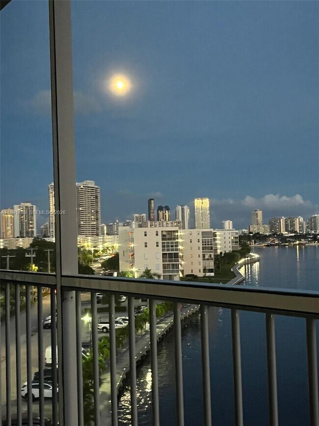 Building Photo - 2910 Point E Dr