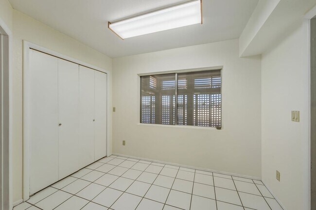 Building Photo - 6120 E Augusta Cir