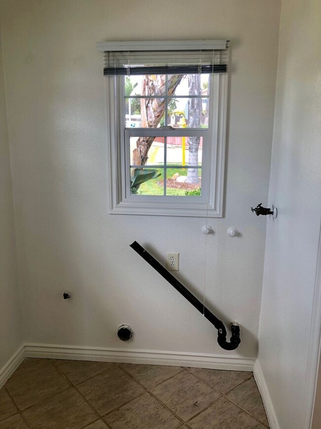 Building Photo - Central Ventura Home with Large Yard!