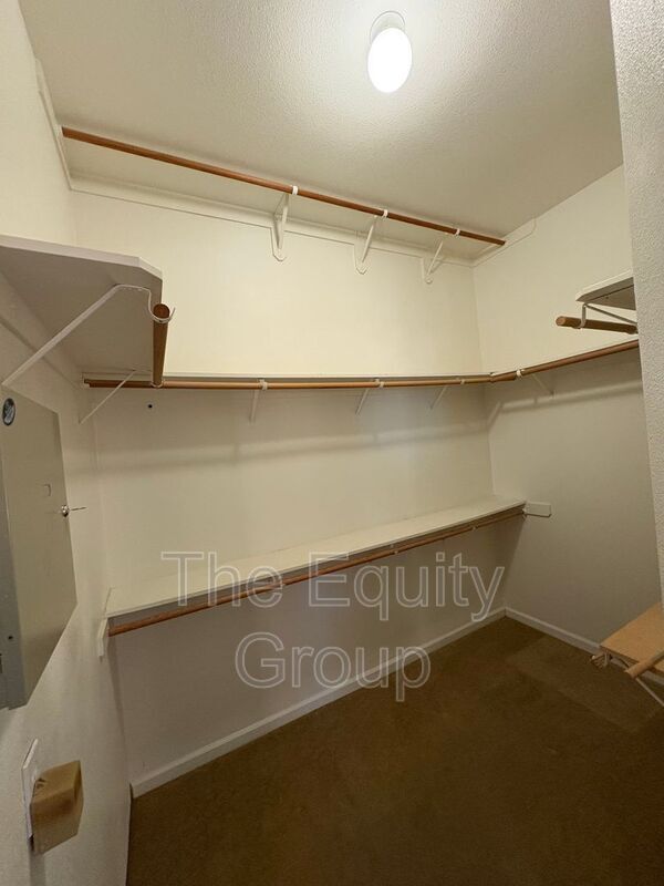 Building Photo - 2511 S Peppertree St