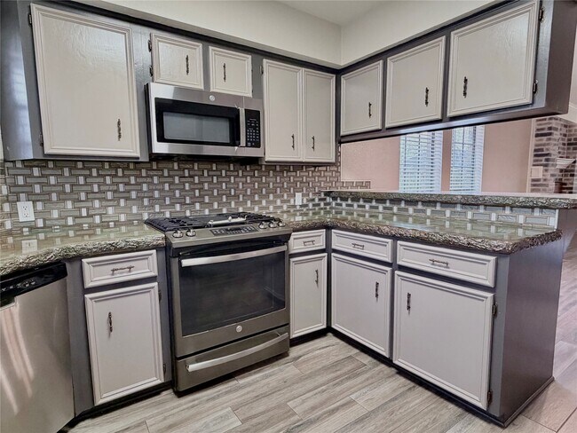 Building Photo - 2712 Monroe Ave