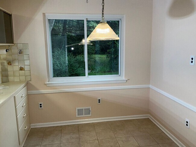 Building Photo - Very well maintained 4BR 2.5BA 5 level spl...