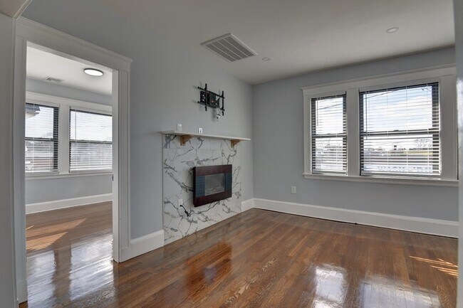 Building Photo - 9 Elm Ave