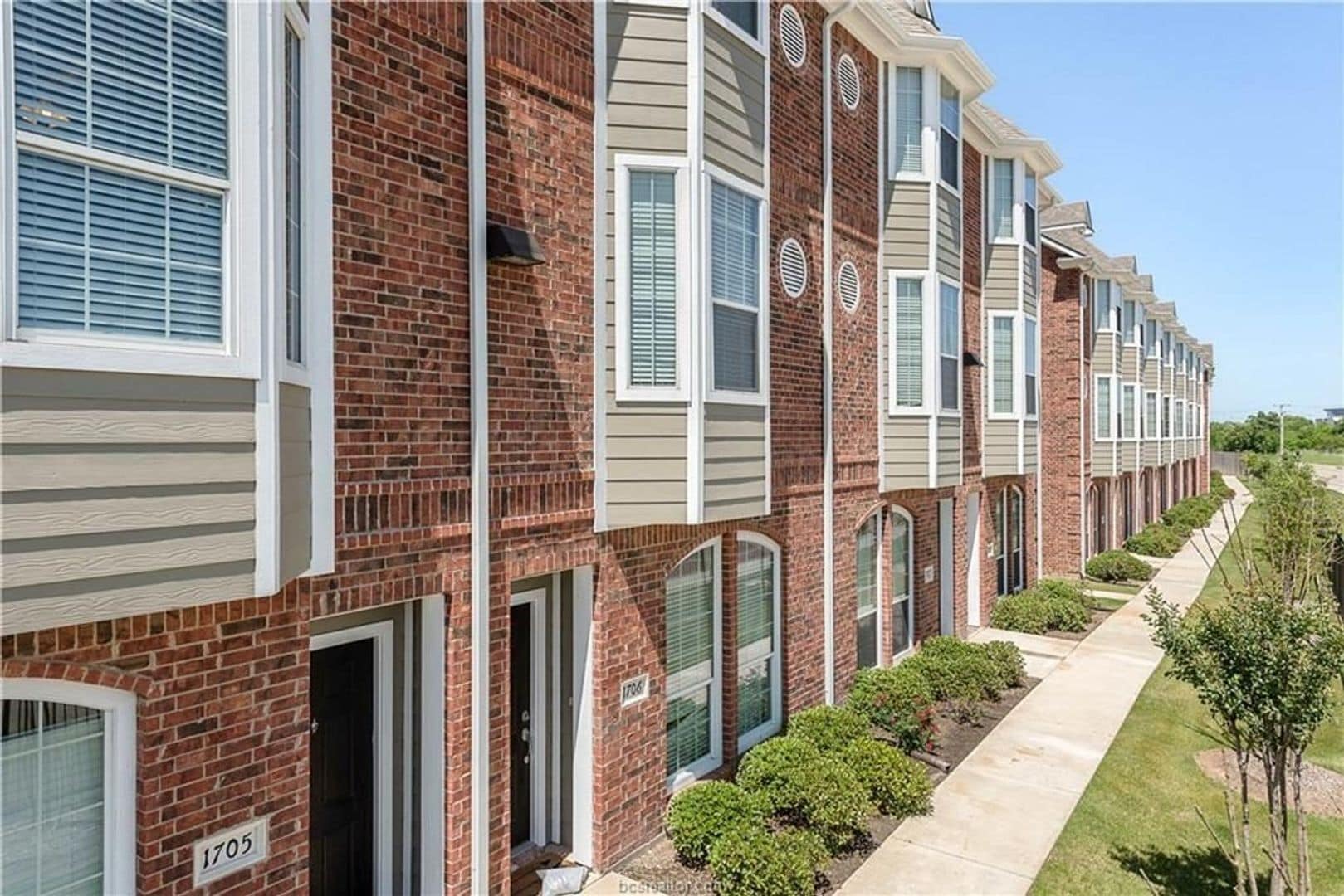 Building Photo - Gorgeous 3 Bed, 3 Bath in Beautiful Lakeridge!