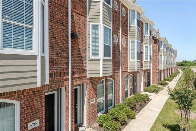 Building Photo - Pre-Leasing 4/4.5 Lakeridge Townhome Minutes From TAMU!!