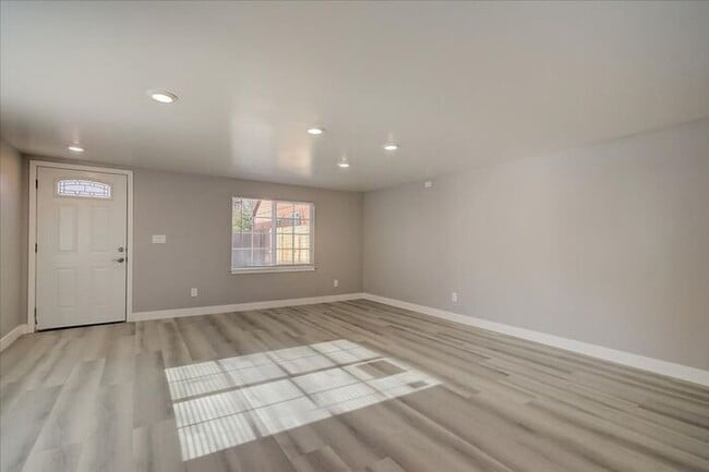 Building Photo - Studio w/ In-Unit W/D + Quartz Kitchen in Sacramento