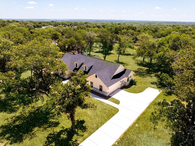 Building Photo - Where Southern Charm Meets Everyday Comfort