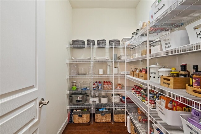 Building Photo - Elegant Single-Family Residence with Upscale Finishes in Amenity-Rich Community