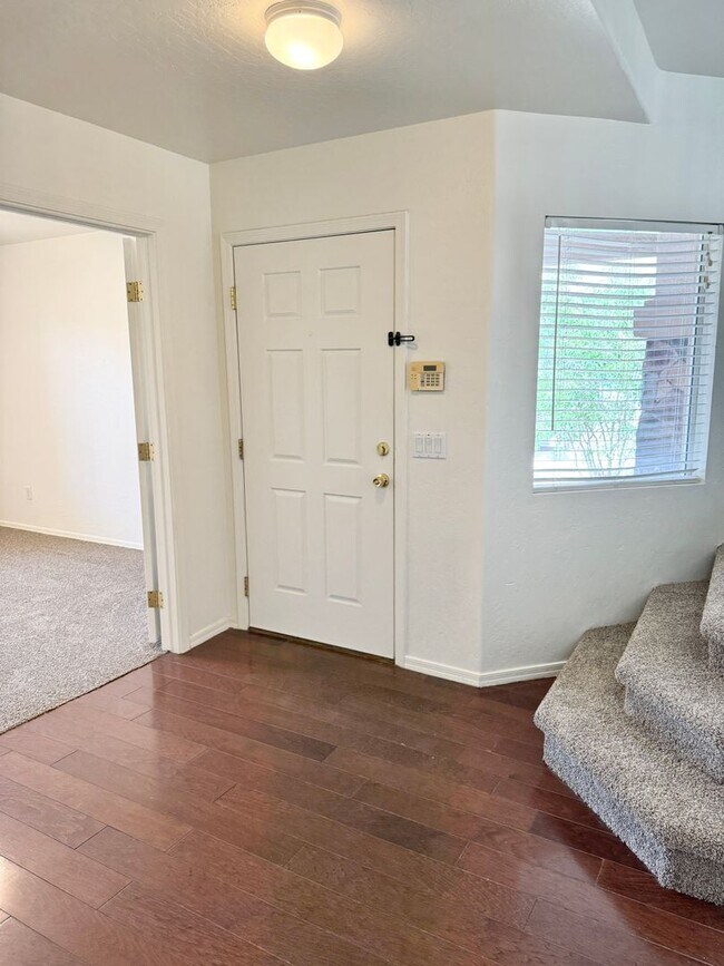 Building Photo - 4 Bedroom 3 Bathroom Home in Surprise! Has Loft & Additional Office/Den!