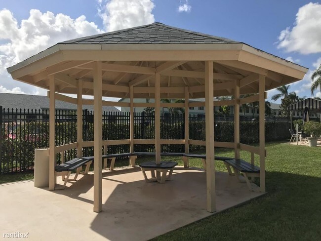 Building Photo - 3 br, 2 bath Townhome - 9087 SW 22nd St Apt A