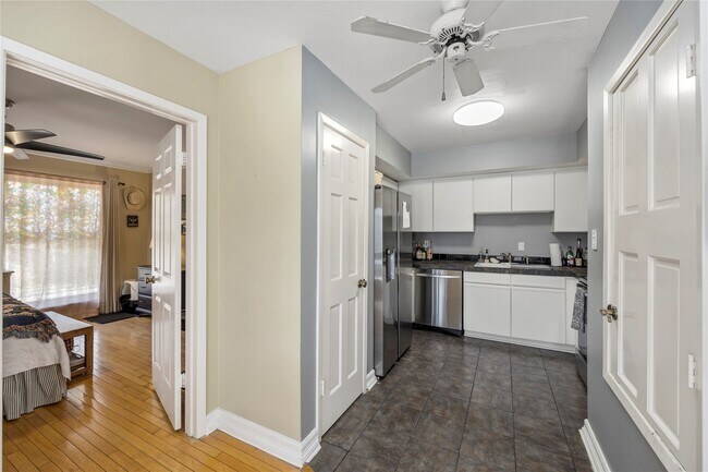 Building Photo - 2415 Dunlavy St