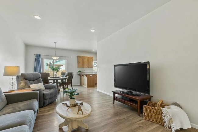 Building Photo - Charming 3-Bedroom, 2-Bathroom Home in Hun...