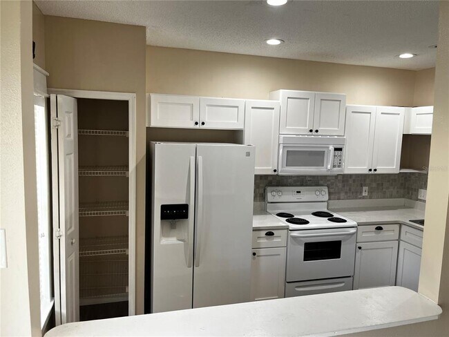 Building Photo - 8526 HUNTERS KEY Cir