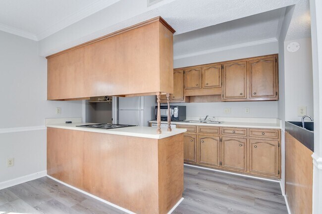 Building Photo - 2 Bed Townhouse!