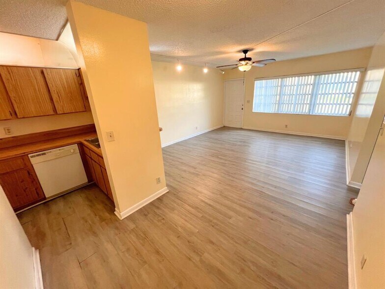 Building Photo - 843 Twin Lakes Dr