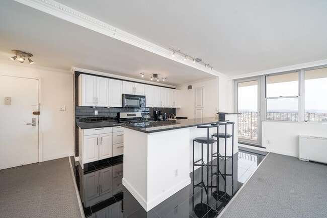 Building Photo - 6040 BLVD E