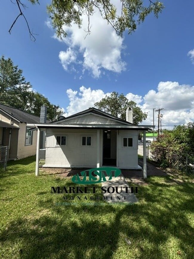 Building Photo - AFFORDABLE WESTSIDE HOME