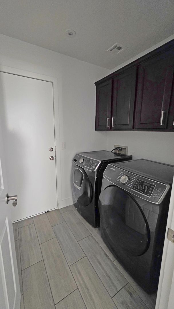 Building Photo - Upgraded 4 Bedroom 2 Bath in Grayson Square!