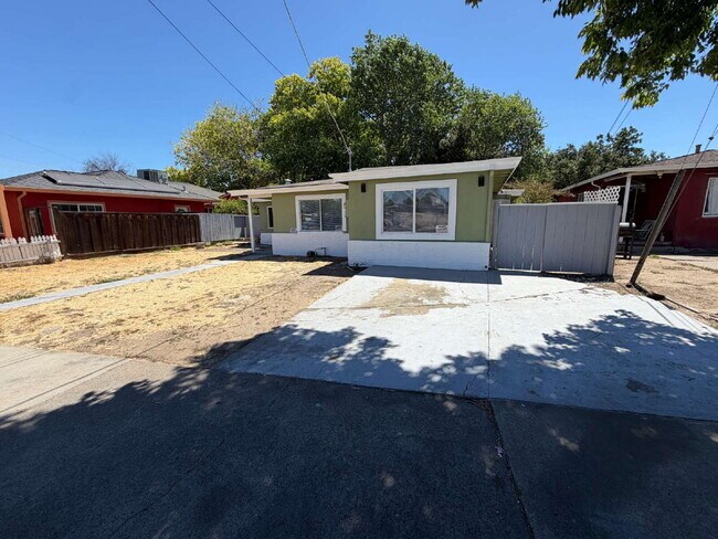 Building Photo - "Charming 4-Bedroom Home with 2 Baths in Pittsburg – Spacious 1459 Sq Ft Gem!"
