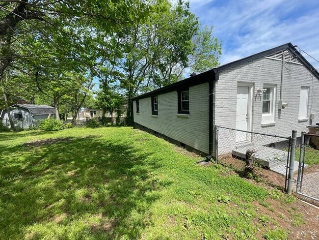 Building Photo - Lovely 3-Bedroom Home in a Great Location ...