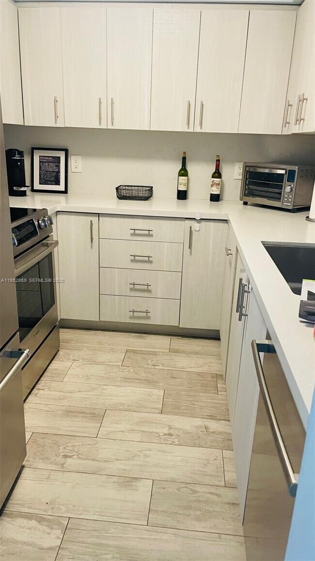 Building Photo - 2475 Brickell Ave