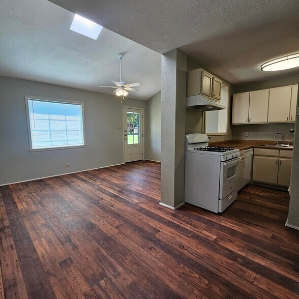 Building Photo - 10135 Kilarney Dr