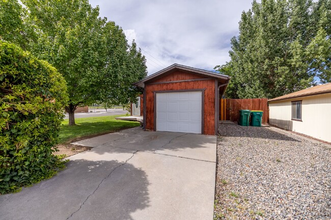 Building Photo - Charming 3 Bed, 2 Bath Home in Farmington,...