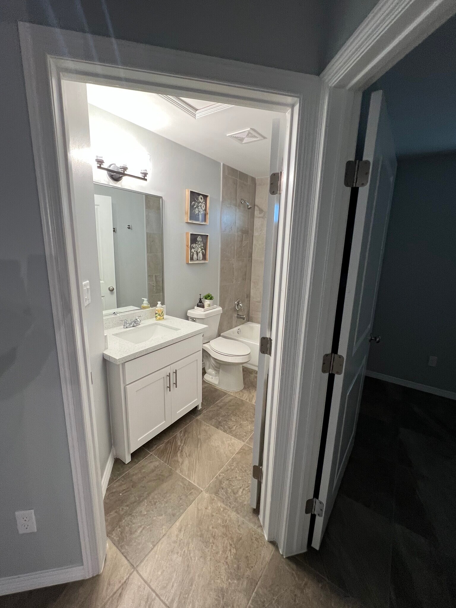 2nd bathroom w/ tub - 2120 Southridge Ave