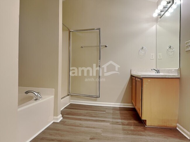 Building Photo - 1054 Falls Brooke Dr