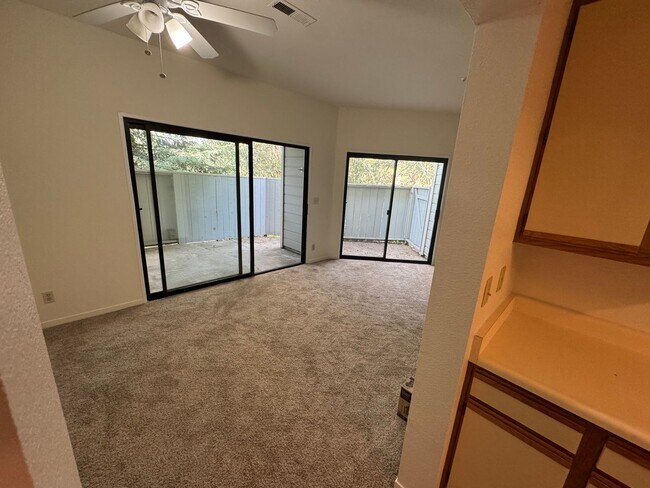 Building Photo - Single Level Lower Condo at Woodside Terrace