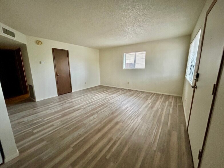 Building Photo - 2606 S Mountain View Dr