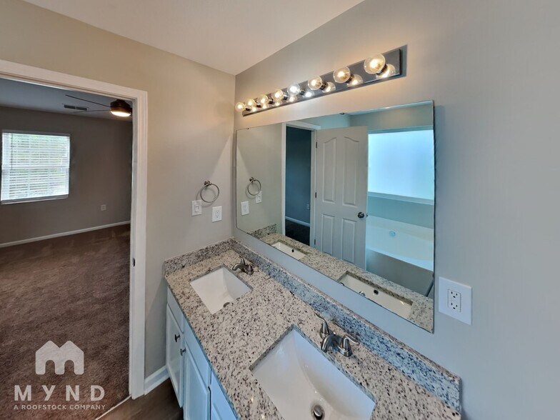 Building Photo - 303 Holton Dr