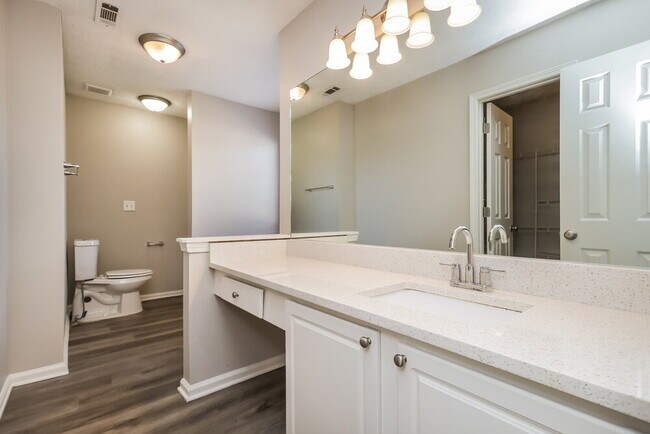 Building Photo - 221 Greenleaf Dr