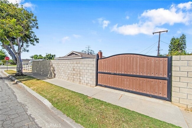 Building Photo - 5892 Meadowlark Dr