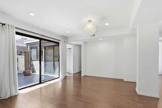 Building Photo - Beautifully Remodeled 3BD Townhome | Multi-Zone A/C | Private Patio