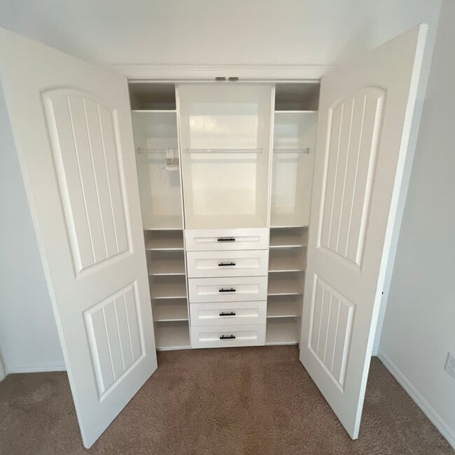 Building Photo - Beautiful Upgraded 3 Bedroom and 2 1/2 Bat...