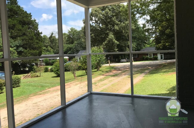 Building Photo - 11 Ridgeway Dr