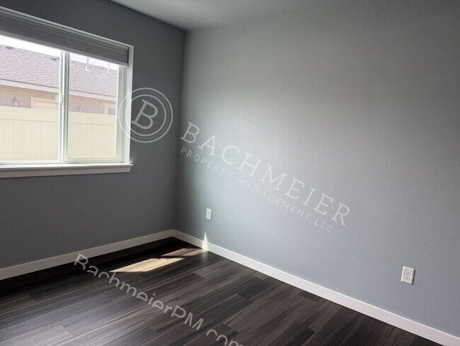 Building Photo - Beautiful Newer 3-Bedroom, 2-Bathroom Single-Family
