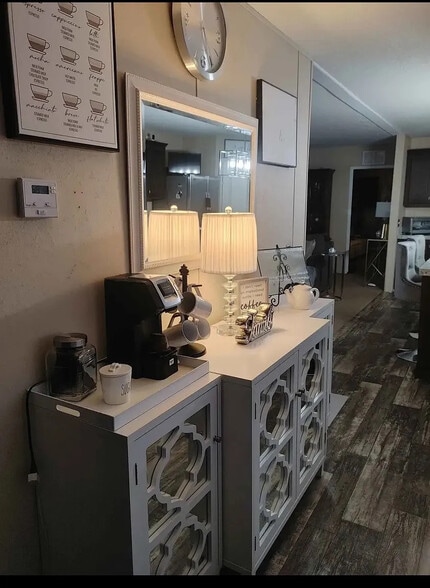 Building Photo - Room in House on Robin Ln