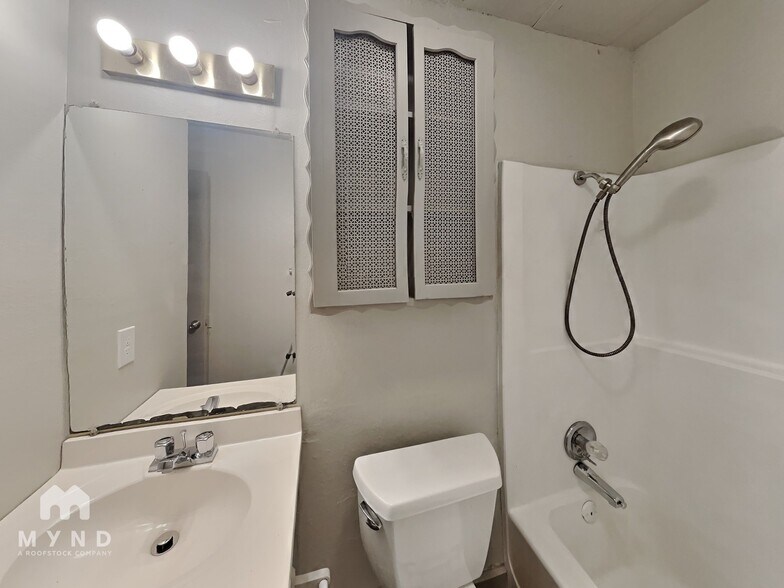 Building Photo - 624 E 3rd St