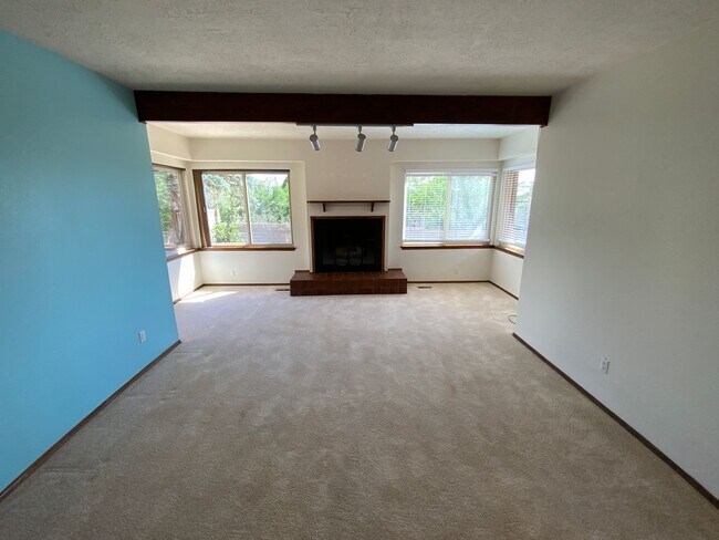 Building Photo - 3 Bedroom Single Story Home Available Near...